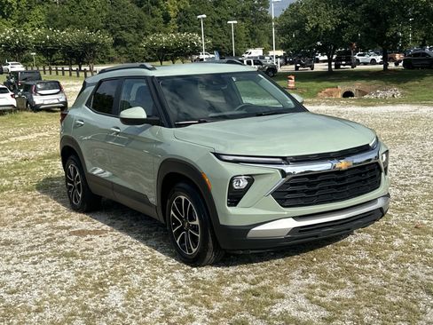 Used 2025 Chevrolet TrailBlazer LT FWD image 3