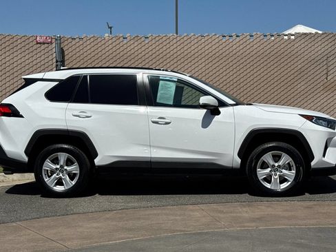 Used 2021 Toyota RAV4 XLE w/ Convenience Package FWD image 3