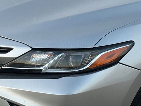 Used 2018 Toyota Camry SE image 4