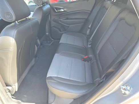 Used 2025 Chevrolet Trax LT w/ LT Convenience Package FWD image 27