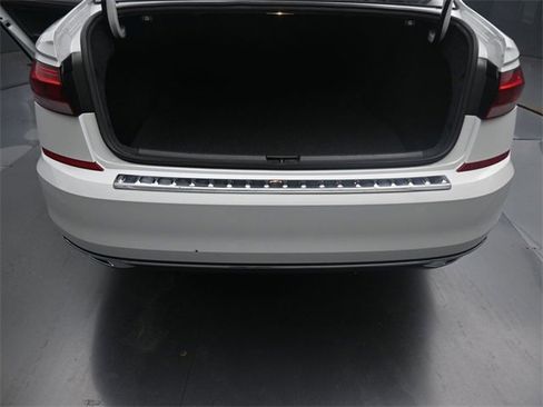 Used 2022 Volkswagen Passat 2.0T SE image 16