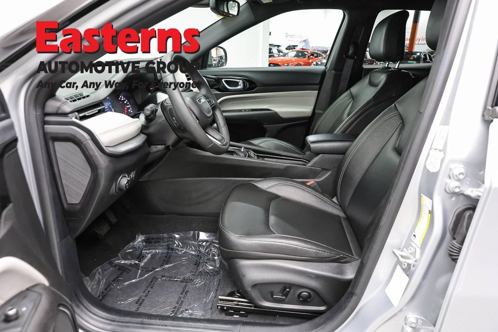 Used 2025 Jeep Compass Limited AWD/4WD image 14