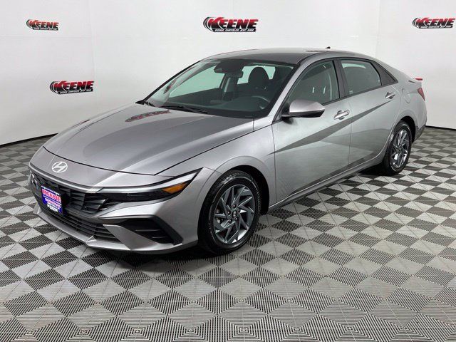 Used 2024 Hyundai Elantra SEL FWD image 5