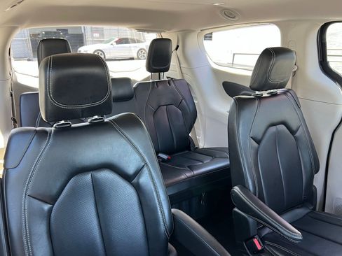Used 2023 Chrysler Pacifica Touring-L FWD image 62