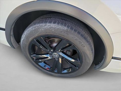 Used 2023 Volkswagen Tiguan SE R-Line image 12