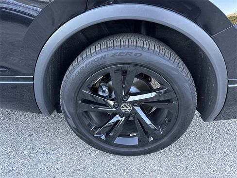 Certified 2024 Volkswagen Tiguan SE R-Line image 6