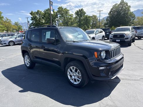 Used 2022 Jeep Renegade Latitude w/ Convenience Group AWD/4WD image 3