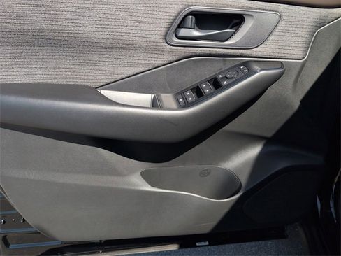 Used 2023 Nissan Rogue S image 11