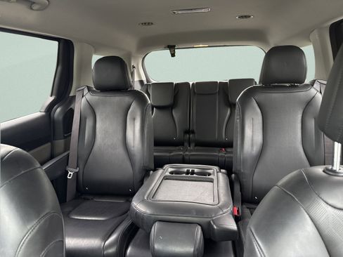 Used 2025 Kia Carnival FWD image 28