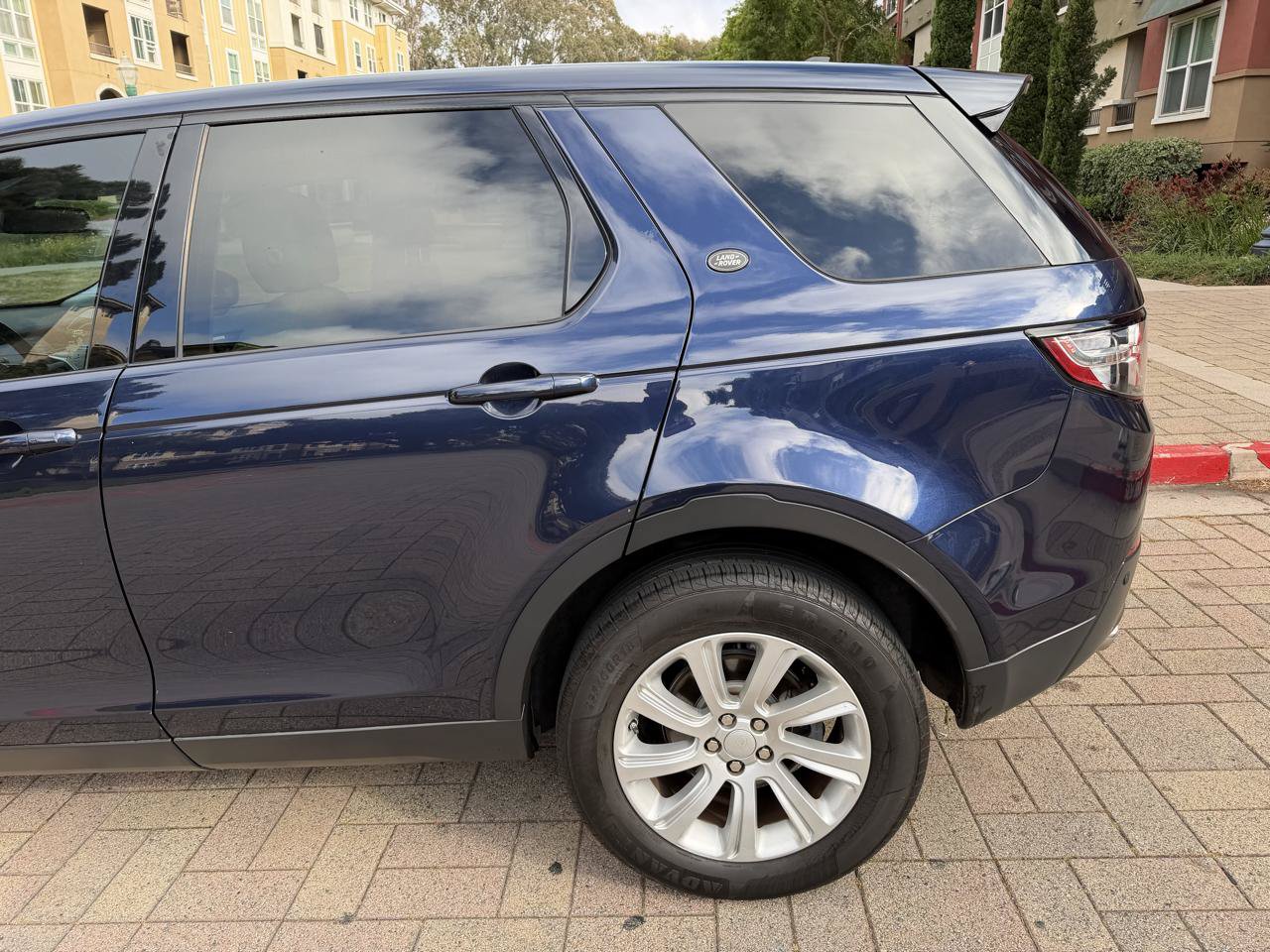 Used 2016 Land Rover Discovery Sport SE AWD/4WD image 23