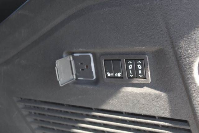 Used 2023 GMC Yukon XL Denali Ultimate w/ LPO, Floor Liner Package AWD/4WD image 6