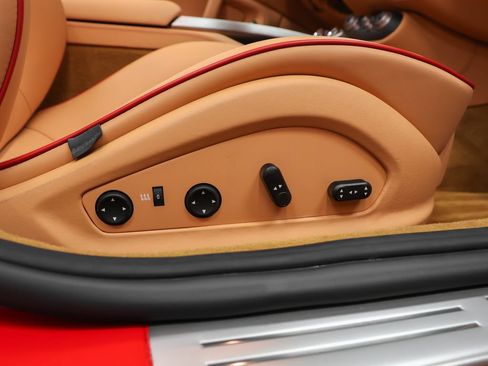 Used 2010 Ferrari California RWD image 22