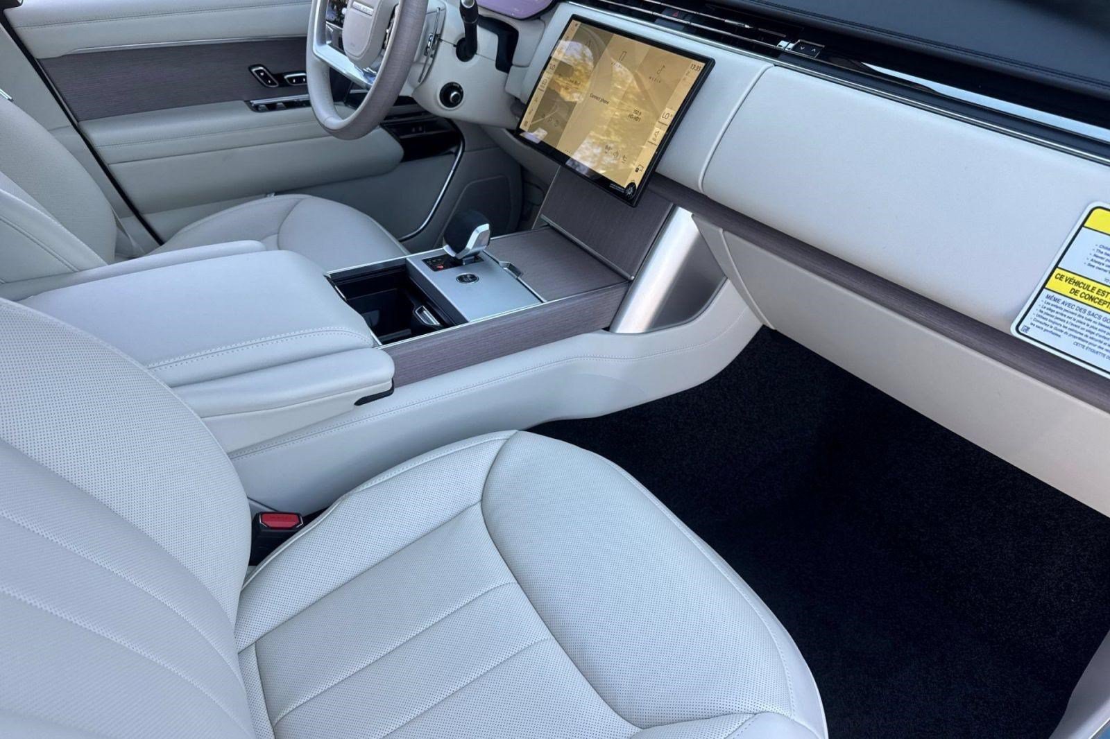 New 2026 Land Rover Range Rover Long Wheelbase SE AWD/4WD image 30