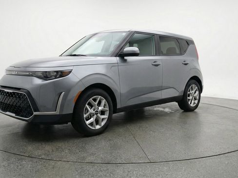 Used 2025 Kia Soul LX w/ LX Technology Package FWD image 3