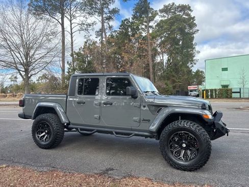 Used 2023 Jeep Gladiator Sport image 2