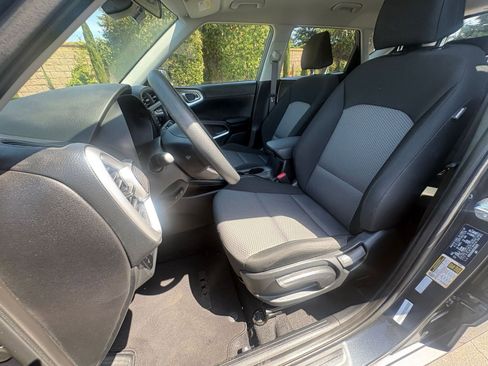 Used 2025 Kia Soul LX w/ LX Technology Package FWD image 34