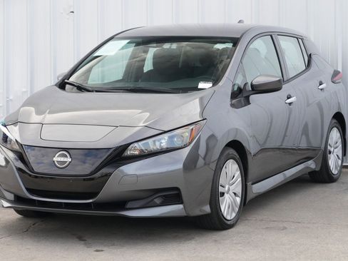 Used 2025 Nissan Leaf S image 39