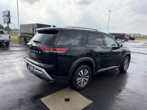 Used 2025 Nissan Pathfinder SL AWD/4WD image 5
