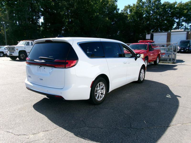 Used 2026 Chrysler Pacifica Select FWD image 8