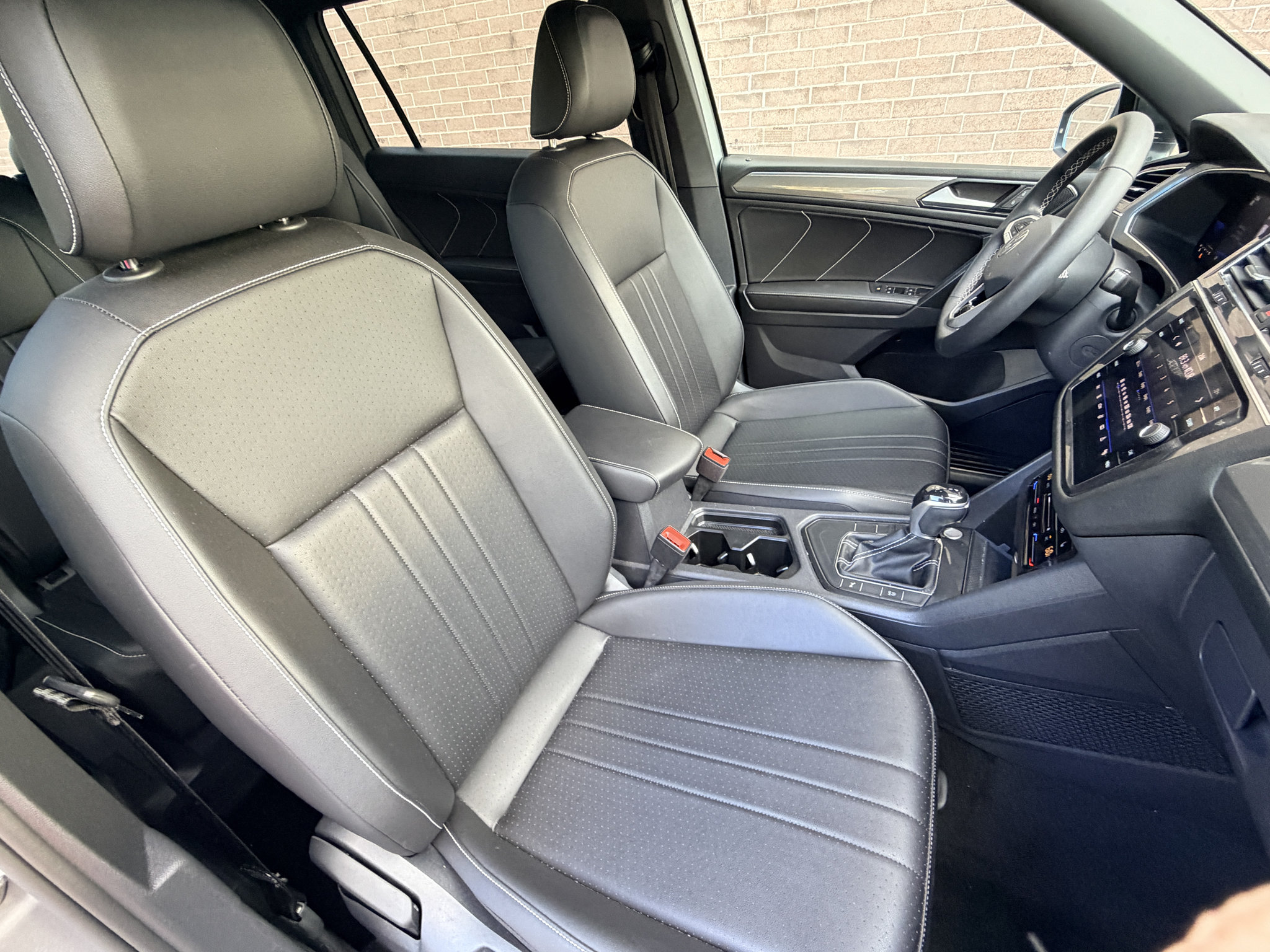 Used 2023 Volkswagen Tiguan SE R-Line FWD image 17