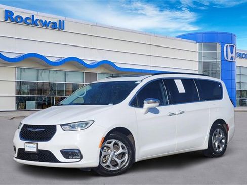 Used 2022 Chrysler Pacifica Limited image 1