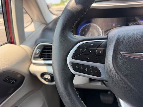 Used 2023 Chrysler Pacifica Touring-L FWD image 15