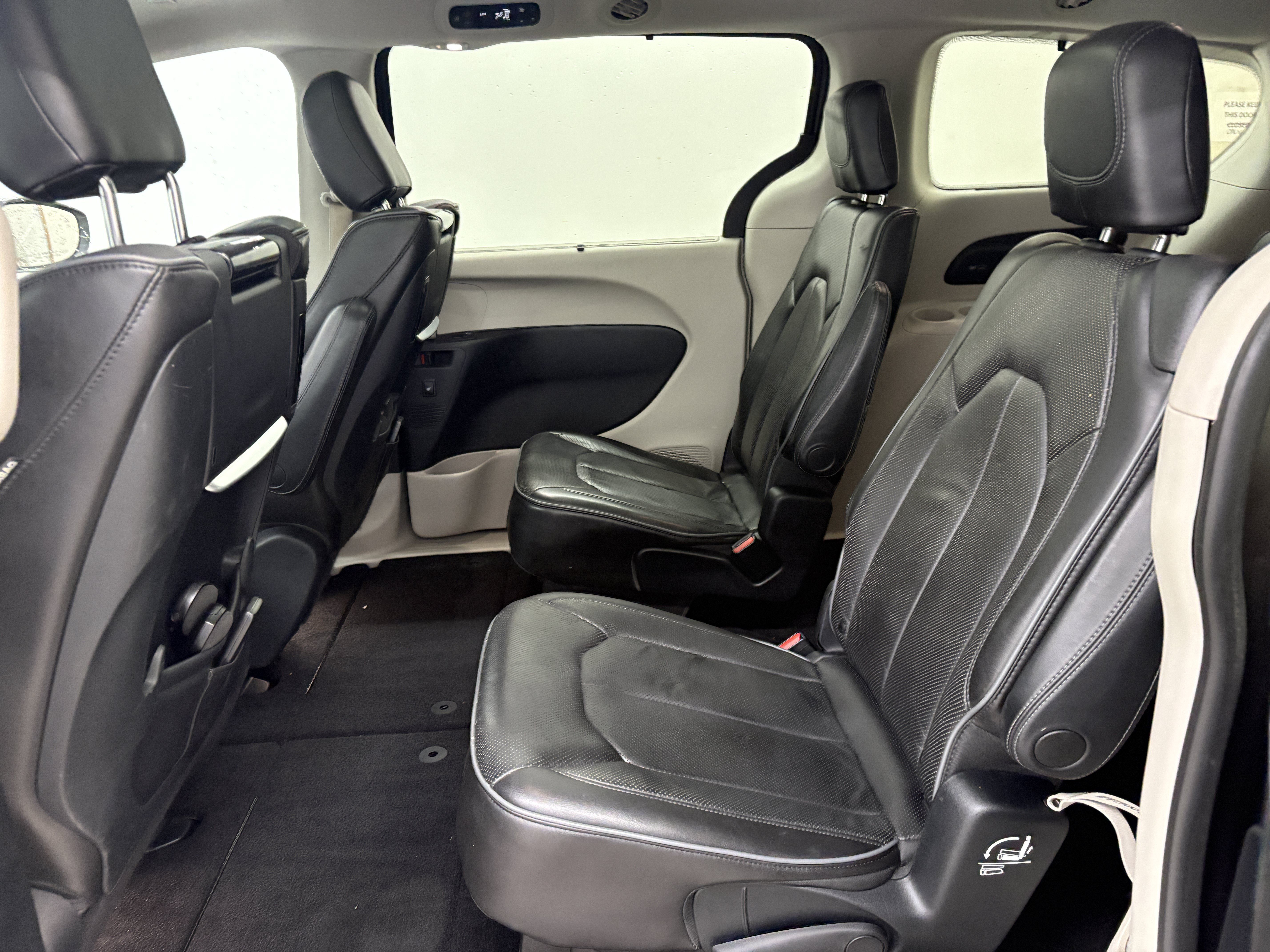 Used 2020 Chrysler Pacifica Limited w/ Advanced Safetytec Group FWD image 14