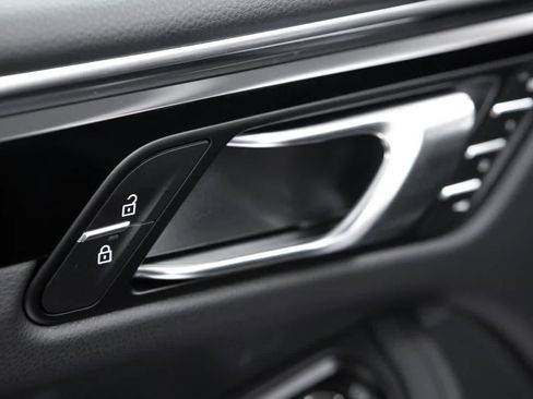 Certified 2026 Porsche Macan AWD/4WD image 25