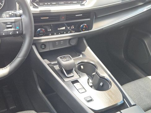 Certified 2025 Nissan Rogue SV FWD image 17