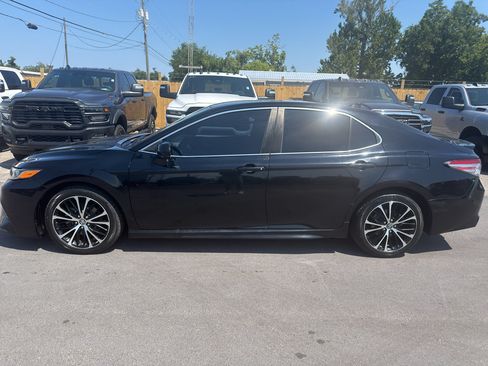 Used 2019 Toyota Camry SE FWD image 1