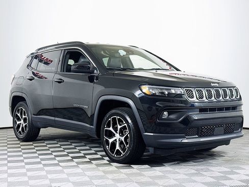 Used 2024 Jeep Compass Latitude AWD/4WD image 1