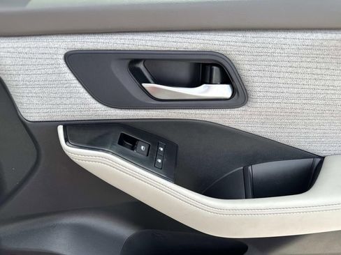 Used 2023 Nissan Rogue SV image 15