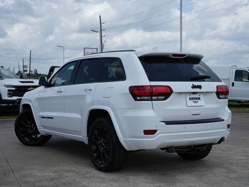 Used 2018 Jeep Grand Cherokee Altitude image 4