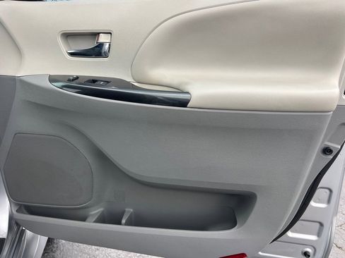 Used 2013 Toyota Sienna SE image 20