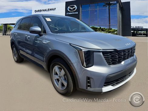 Used 2024 Kia Sorento LX image 4