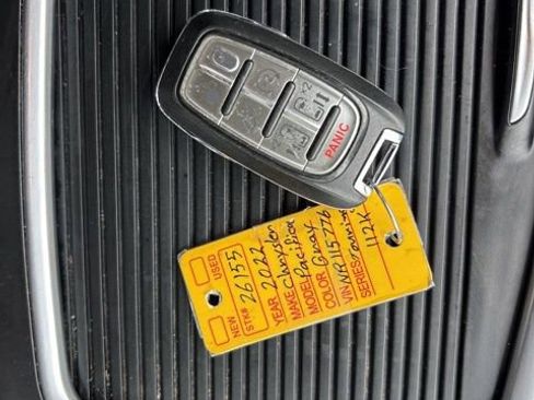 Used 2022 Chrysler Pacifica Touring-L FWD image 18