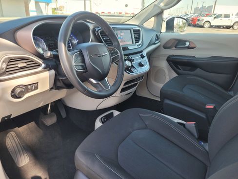 Used 2023 Chrysler Voyager LX image 9