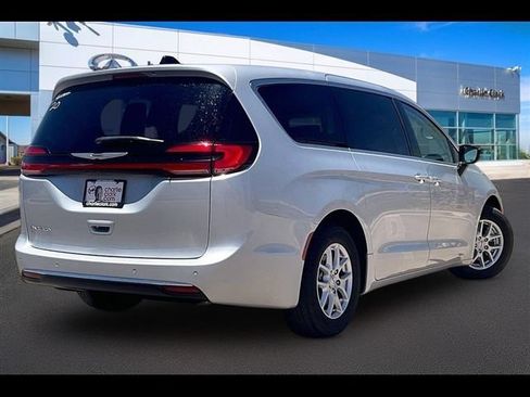 Used 2024 Chrysler Pacifica Touring-L FWD image 2