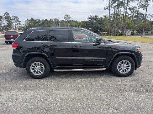 Used 2018 Jeep Grand Cherokee Laredo image 2