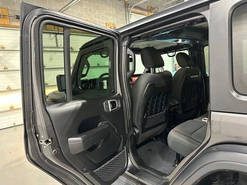 Used 2021 Jeep Wrangler Unlimited Rubicon w/ Cold Weather Group AWD/4WD image 13