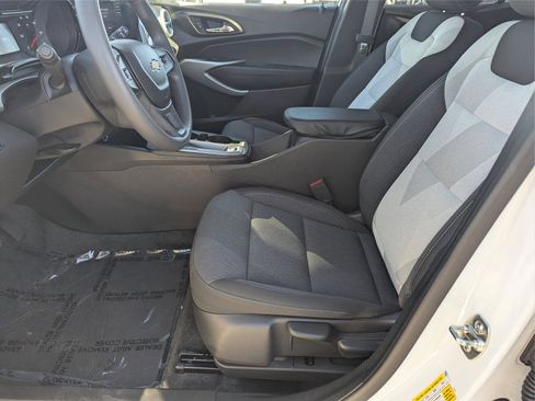 Used 2025 Chevrolet Trax LS w/ LS Convenience Package image 18