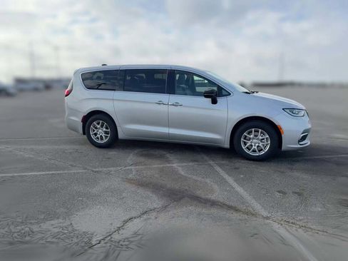 New 2026 Chrysler Pacifica Select image 15
