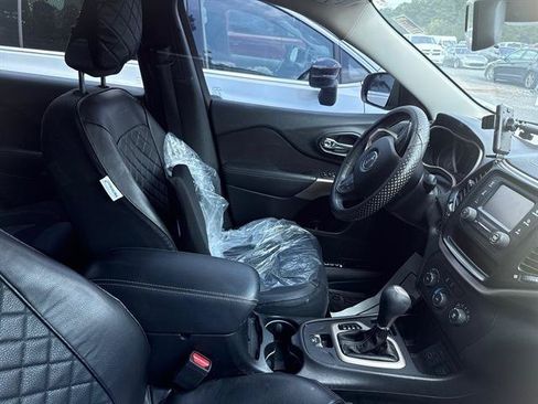 Used 2018 Jeep Cherokee Latitude w/ Altitude Package FWD image 3