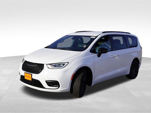 New 2026 Chrysler Pacifica Select w/ S Appearance Package AWD/4WD image 9