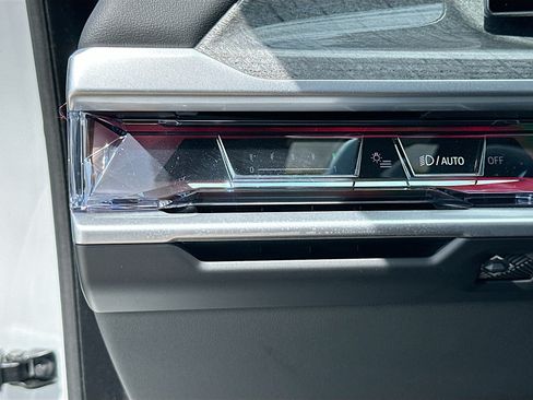 Certified 2025 BMW 740i w/ Premium Package RWD image 10