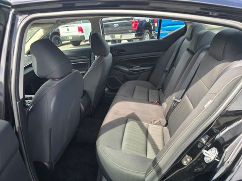 Used 2025 Nissan Altima 2.5 SV FWD image 12