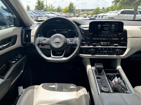 Used 2023 Nissan Pathfinder SL AWD/4WD image 32