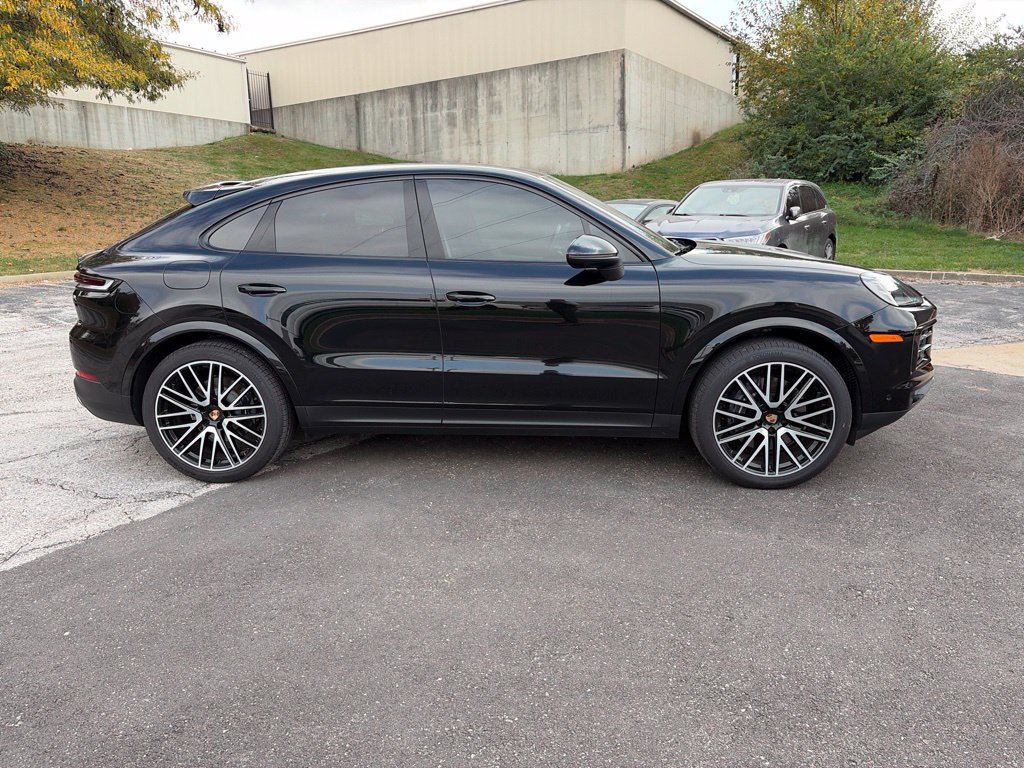 Used 2025 Porsche Cayenne Coupe AWD/4WD image 4