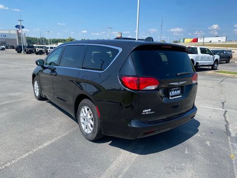 Used 2020 Chrysler Voyager LX FWD image 5