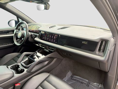 Used 2024 Porsche Cayenne image 15